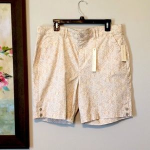 New/tag Gloria Vanderbilt Khaki Unltd shorts.
